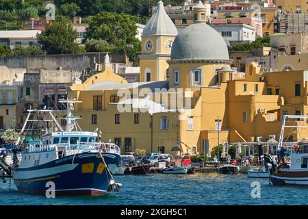 Procida ist eine bezaubernde Insel in der Bucht von Neapel, Italien, die für ihre lebendigen, pastellfarbenen Häuser und malerischen Häfen bekannt ist. Stockfoto