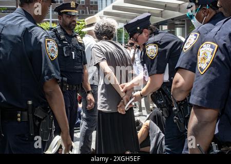 Am 8. Juli 2024 werden Demonstranten des Klimawandels vom NYPD vor dem Hauptquartier der Stadt New York verhaftet. Die Demonstranten haben einen „Sommer der Hitze“ ausgerufen und zielen auf die Eigentümer der Citibank in Citygroup ab, da sie die Expansion fossiler Brennstoffe finanzieren. (Foto: Jonathan Fernandes/SIPA USA) Stockfoto