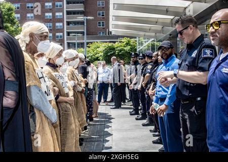 Demonstranten des Klimawandels bereiten sich darauf vor, am 8. Juli 2024 vom NYPD vor dem Hauptquartier von Citi in New York, NY, verhaftet zu werden. Die Demonstranten haben einen „Sommer der Hitze“ ausgerufen und zielen auf die Eigentümer der Citibank in Citygroup ab, da sie die Expansion fossiler Brennstoffe finanzieren. (Foto: Jonathan Fernandes/SIPA USA) Stockfoto