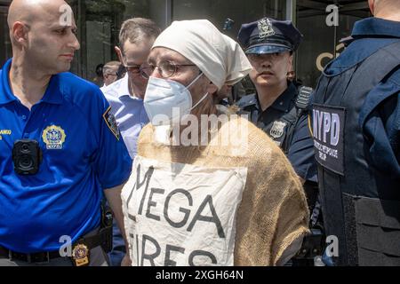 New York City, USA. Juli 2024. Am 8. Juli 2024 werden Demonstranten des Klimawandels vom NYPD vor dem Hauptquartier der Stadt New York verhaftet. Die Demonstranten haben einen „Sommer der Hitze“ ausgerufen und zielen auf die Eigentümer der Citibank in Citygroup ab, da sie die Expansion fossiler Brennstoffe finanzieren. (Foto: Jonathan Fernandes/SIPA USA) Credit: SIPA USA/Alamy Live News Stockfoto