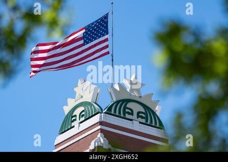 Das Starbucks Logo und eine amerikanische Flagge befinden sich am 6. Juli 2024 auf dem Hauptsitz des Starbucks Support Centers in Seattle, Washington. (Foto: Nate Koppelman/SIPA USA) Stockfoto