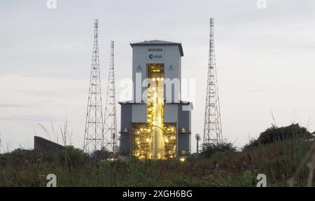 Kourou, Frankreich. Juli 2024. Ein neuer europäischer Ariane-6-Trägerraketen ist bereit, um in den Weltraum zu fliegen. Die Rakete soll am Dienstag zum ersten Mal ins All gestartet werden. (Zu dpa 'After a Long wait: Ariane 6 to take off') Credit: Rachel Boßmeyer/dpa/Alamy Live News Stockfoto