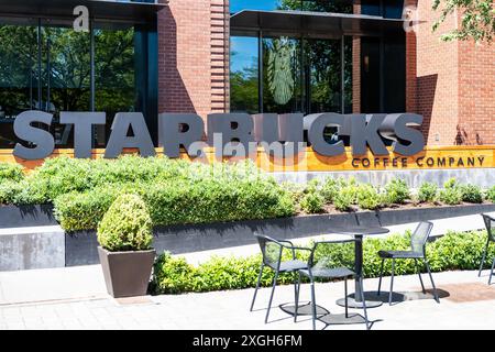 Seattle, USA. Juli 2024. Am 6. Juli 2024 markiert ein Schild mit dem Starbucks-Wortzeichen den Eingang zum Starbucks Support Center in Seattle, Washington. (Foto: Nate Koppelman/SIPA USA) Credit: SIPA USA/Alamy Live News Stockfoto