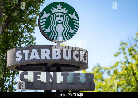 Ein Schild mit dem Starbucks-Logo, das am 6. Juli 2024 im Starbucks Support Center in Seattle, Washington, zu sehen ist. (Foto: Nate Koppelman/SIPA USA) Stockfoto