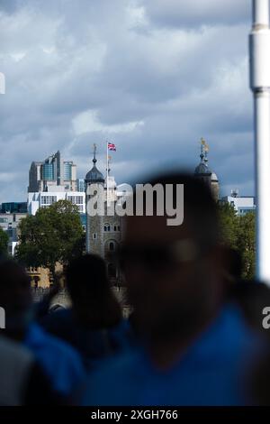 Die Besucher laufen auf der Tower Bridge in London, da viele Touristen während der Sommerferien die Hauptstadt besuchen. Stockfoto