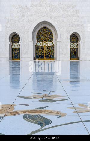 Abu Dhabi, VAE - 4. Januar 2024: Elegante Bögen reflektieren auf poliertem Boden. Stockfoto