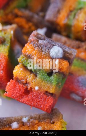 Schimmeliger Kuchen auf Makroaufnahme Stockfoto