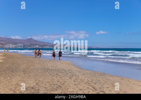 Gran Canaria, Spanien - 20. März 2024: Besucher besuchen den Strand Playa Ingles in Maspalomas, Gran Canaria. Spanien Stockfoto