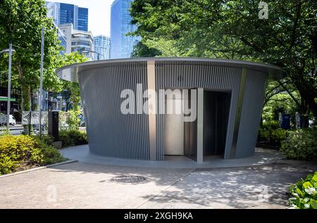 Öffentliche Toilette von Tadao Ando Jingu-Dori Park Tokio Japan - Teil des Tokio Toilet Project Stockfoto