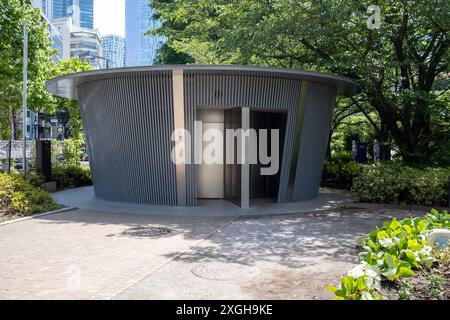 Öffentliche Toilette von Tadao Ando Jingu-Dori Park Tokio Japan - Teil des Tokio Toilet Project Stockfoto