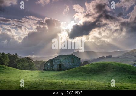 Spektakuläres Licht über Hawes im oberen Wensleydale, den Yorkshire Dales, England Stockfoto