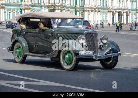 SANKT PETERSBURG, RUSSLAND - 21. MAI 2017: Retro-Auto Ford V8 Deluxe Phaeton (40-750) an einem sonnigen Tag auf dem Palastplatz. Jährliche Retro-Transportparade Stockfoto