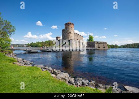 Alte schwedische Festung Olavinlinna (Olafsborg) in einer Sommerlandschaft an einem sonnigen Tag. Savonlinna, Finnland Stockfoto