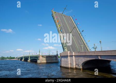 SANKT PETERSBURG, RUSSLAND - 29. JULI 2018: Die Dreifaltigkeitsbrücke wurde an einem sonnigen Juli-Tag errichtet. Marinetag in St. Petersburg Stockfoto