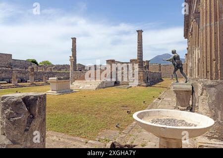 Blick auf die historische Ruine Pompeji in Italien mit dem Vulkan Vesuv während des Tages Stockfoto