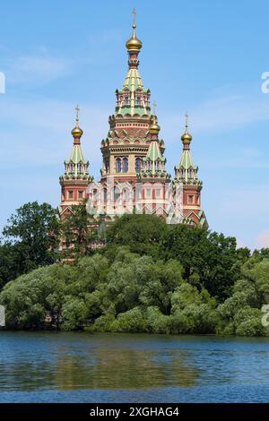 Blick auf die alte Kathedrale der Apostel Peter und Paul an einem Junitag. Petrodvorets (Peterhof). Sankt Petersburg, Russland Stockfoto