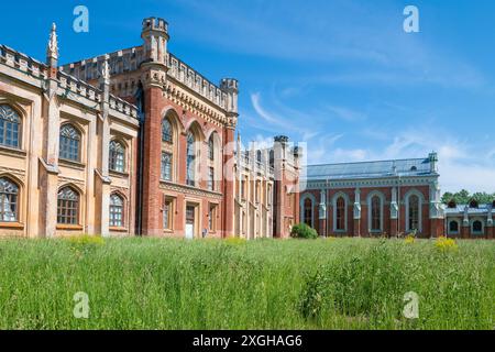 Sonniger Juni-Tag auf dem Territorium des antiken Komplexes der Kaiserlichen Ställe. Schloss Peterhof. Sankt Petersburg, Russland Stockfoto