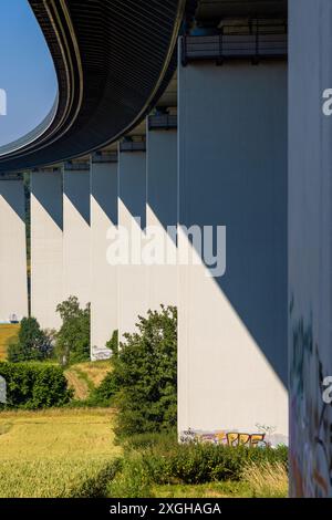 Die Mintarderbrücke überquert die Ruhr bei Mühlheim Stockfoto