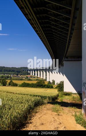 Die Mintarderbrücke überquert die Ruhr bei Mühlheim Stockfoto