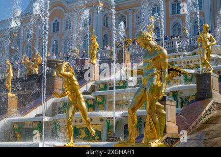 PETRODVORETS, RUSSLAND - 13. JUNI 2024: Skulpturen der Großen Kaskade an einem sonnigen Tag. Schloss Peterhof und Parkkomplex Stockfoto