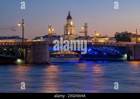 SANKT PETERSBURG, RUSSLAND - 26. JUNI 2024: Blick auf die Palastbrücke und das Kunstkameragebäude in einer weißen Nacht Stockfoto