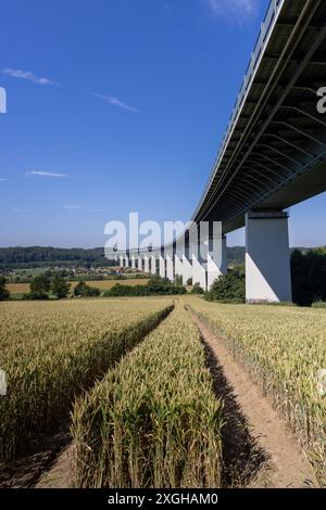 Die Mintarderbrücke überquert die Ruhr bei Mühlheim Stockfoto