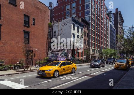 Gelbes Taxi auf den Straßen von New York City Stockfoto