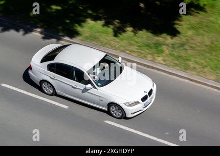 OSTRAVA, TSCHECHIEN - 14. MAI 2024: Weiße BMW 3er Limousine der E90 Generation mit Bewegungsunschärfe-Effekt Stockfoto