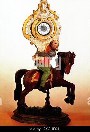 Uhr, Saaluhr, Tischuhr, Holzschnitzerei 'Rider Tragetasche', Oberammergau, um 1800, ZUSATZRECHTE-CLEARANCE-INFO-NICHT-VERFÜGBAR Stockfoto