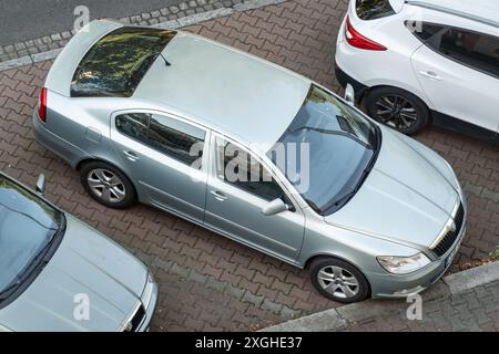 OSTRAVA, TSCHECHISCHE REPUBLIK - 10. SEPTEMBER 2023: Hellsilberblauer Skoda Octavia TDI Liftback 2. Generation nach Facelift auf der Straße geparkt Stockfoto