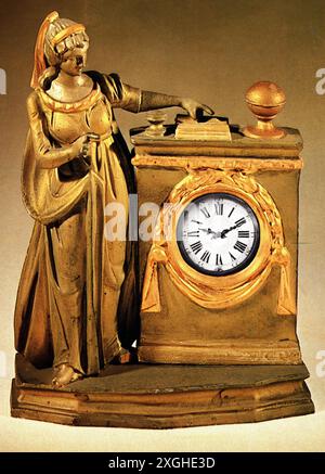 Uhr, Saaluhr, Tischuhr, Holzschnitzerei 'Lady of the Empire Ära', Oberammergau, ZUSATZRECHTE-CLEARANCE-INFO-NOT-AVAILABLE Stockfoto