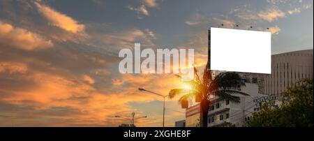 Ein leeres Schild steht auf einem klassischen Backsteingebäude. 3D-Rendering. Leere Werbetafel für neue Werbung mit Kopierraum für Text oder Inhalt, Modell von Stockfoto