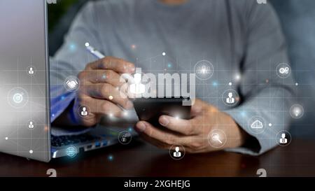 Customer Relationship Management, Geschäftsmann hat globale Struktur, Entwicklung des Datenaustauschs. Kundenservice, soziale Medien, digitales Marketing Stockfoto