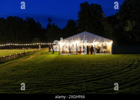 Festzelt auf dem Gelände von Chiddingstone Castle, wo ein Hochzeitsempfang stattfindet, Chiddingstone, Kent Stockfoto