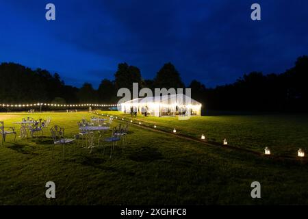 Festzelt auf dem Gelände von Chiddingstone Castle, wo ein Hochzeitsempfang stattfindet, Chiddingstone, Kent Stockfoto