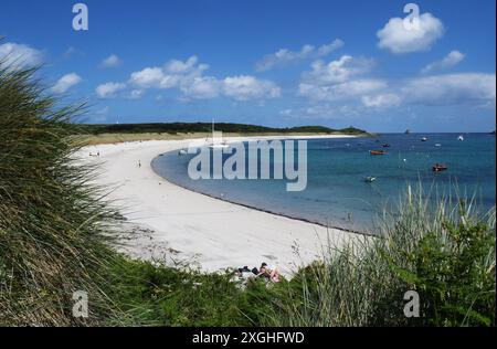 Der weiße Sand des Par Strandes unterhalb von Higher Town auf der Insel St. Martin auf den Scilly-Inseln. Frieden und Ruhe mit klarem Blau Stockfoto