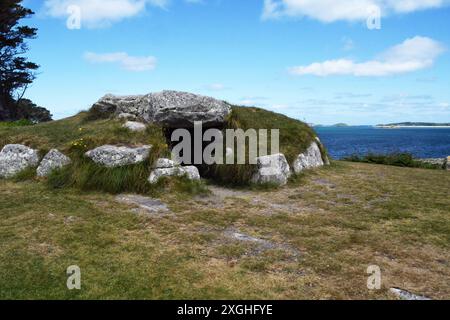 Die Bronzezeitliche Grabkammer oder Eingangsgrab von Upper Innisidgen, auch bekannt als „Innisidgen Cairn“ oder „das Riesengrab“, ist ein ovaler Erdhügel Stockfoto