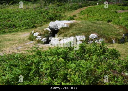 Die Bronzezeitliche Grabkammer oder Eingangsgrab von Upper Innisidgen, auch bekannt als „Innisidgen Cairn“ oder „das Riesengrab“, ist ein ovaler Erdhügel Stockfoto