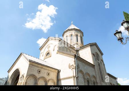 Die Kaschveti-Kirche St. Georg ist eine georgisch-orthodoxe Kirche in Zentral-Tiflis, Georgien. Stockfoto