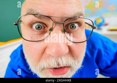 Nahaufnahme-Porträt des Lehrers in Brille bei Vorlesung an der Universität. Prüfung im College. Schultest. Lernen, Bildung und Schulkonzept. Ernsthafter Lehrer Stockfoto