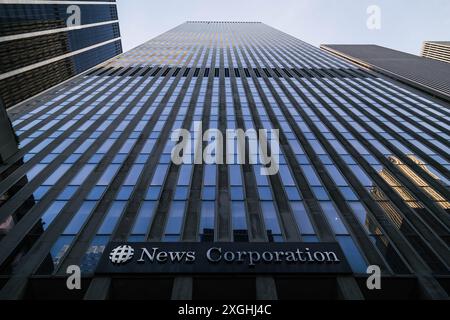 Ich schaue mir das Gebäude der News Corporation in New York City an Stockfoto