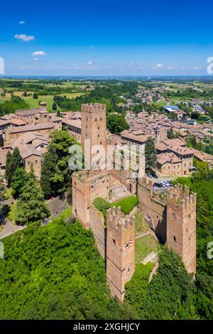 Blick aus der Vogelperspektive auf die mittelalterliche Burg und die Stadt Castell'Arquato im Frühling. Arda Valley, Emilia-Romagna, Italien, Europa. Stockfoto