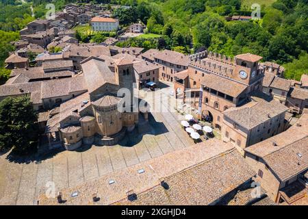 Blick aus der Vogelperspektive auf die mittelalterliche Burg und die Stadt Castell'Arquato im Frühling. Arda Valley, Emilia-Romagna, Italien, Europa. Stockfoto