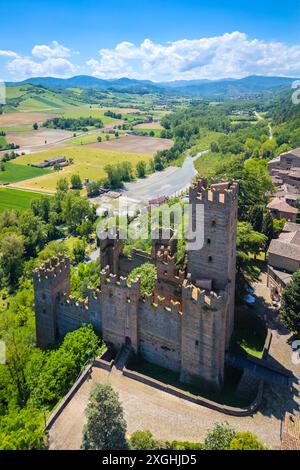 Blick aus der Vogelperspektive auf die mittelalterliche Burg und die Stadt Castell'Arquato im Frühling. Arda Valley, Emilia-Romagna, Italien, Europa. Stockfoto