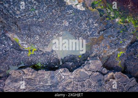 Aus der Vogelperspektive auf die wilde Küste in der Nähe des Dorfes Eidi. Eysturoy Island, Färöer Inseln, Dänemark, Europa. Stockfoto
