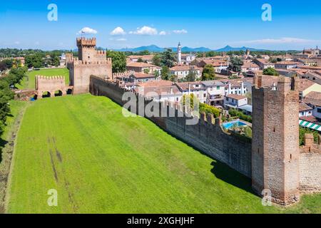 Aus der Vogelperspektive auf die mittelalterlichen Stadtmauern der Stadt Montagnana und die Rocca degli Alberi. Provinz Padua, Venetien, Italien, Europa. Stockfoto