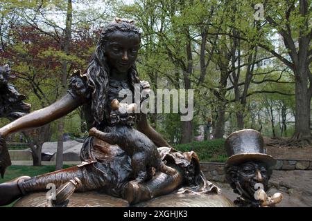 Das Bronzemonument Alice im Wonderland von Jose de Creeft im Central Park, Manhattan, New York City Stockfoto