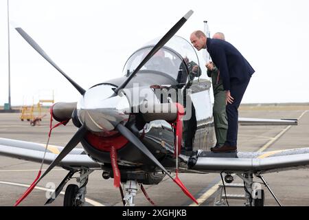 Der Prince of Wales, Royal Honorary Air Commodore, RAF Valley, erhält eine Einführung in ein kurzes Tucano-Trainingsflugzeug der RAF während eines Besuchs auf dem RAF Valley Luftwaffenstützpunkt in Anglesey, zum ersten Mal seit der Übernahme der Rolle von König Charles III. Bilddatum: Dienstag, 9. Juli 2024. Stockfoto