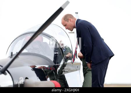 Der Prince of Wales, Royal Honorary Air Commodore, RAF Valley, erhält eine Einführung in ein kurzes Tucano-Trainingsflugzeug der RAF während eines Besuchs auf dem RAF Valley Luftwaffenstützpunkt in Anglesey, zum ersten Mal seit der Übernahme der Rolle von König Charles III. Bilddatum: Dienstag, 9. Juli 2024. Stockfoto