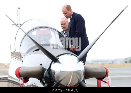 Der Prince of Wales, Royal Honorary Air Commodore, RAF Valley, (rechts) erhält eine Einführung in ein kurzes Tucano-Trainingsflugzeug der RAF während eines Besuchs auf dem RAF Valley Luftwaffenstützpunkt in Anglesey, zum ersten Mal seit der Übernahme der Rolle von König Charles III. Bilddatum: Dienstag, 9. Juli 2024. Stockfoto